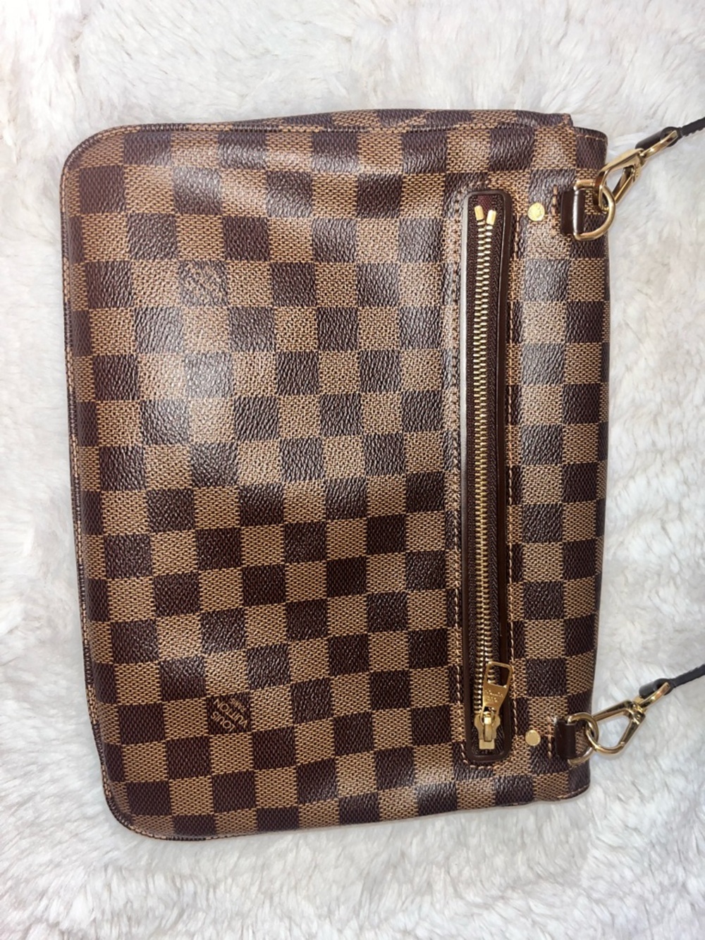the cutest, authentic Louis Vuitton Hoxton GM Damier Ebene crossbody bag😩😍 - Picture 7 of 8
